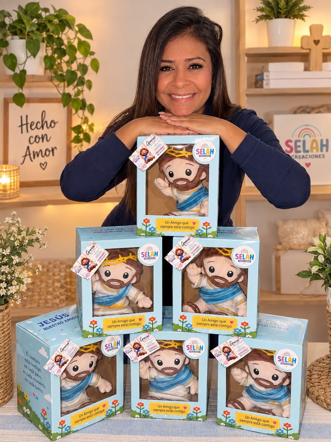 Jaslenis Fornerino, fundadora de SELAH BY FORNE, junto a sus peluches en cajas de regalo